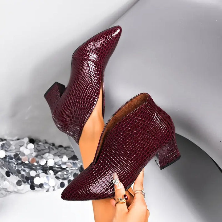 Leonilda - Elegantes Botines Con Corte En V