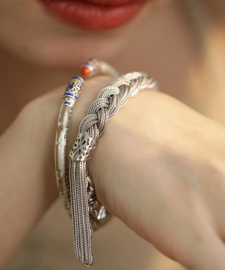 Mazie - Pulsera con Charms Tejida en Seda Plateada con Borla