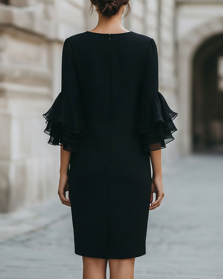 Catalinan - Vestido Ajustado con Mangas Acampanadas y Capas