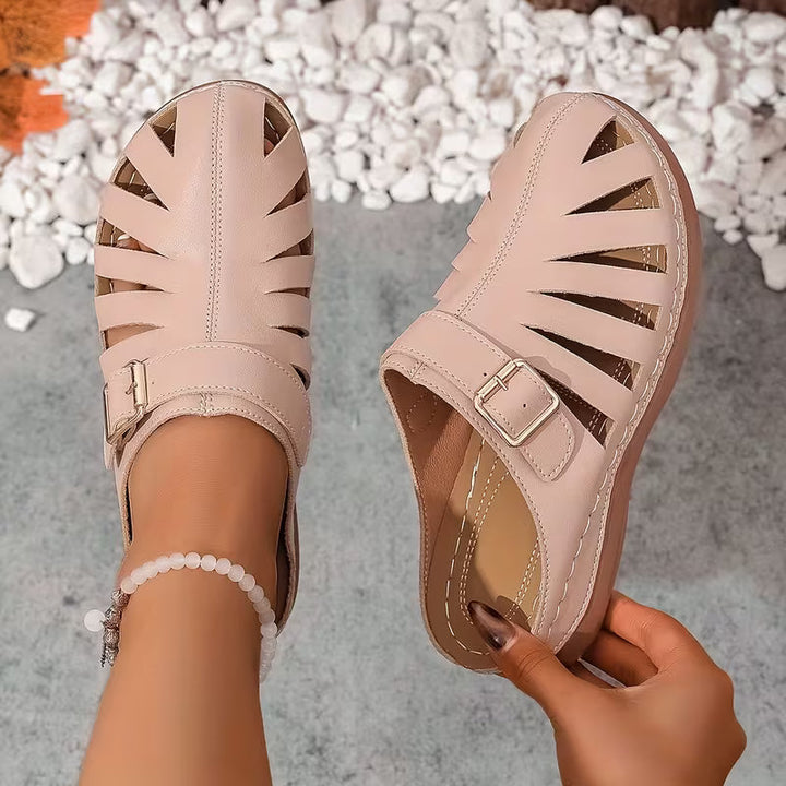 Alvena - Sandalias Planas Con Puntera Cerrada Aberturas y Hebilla