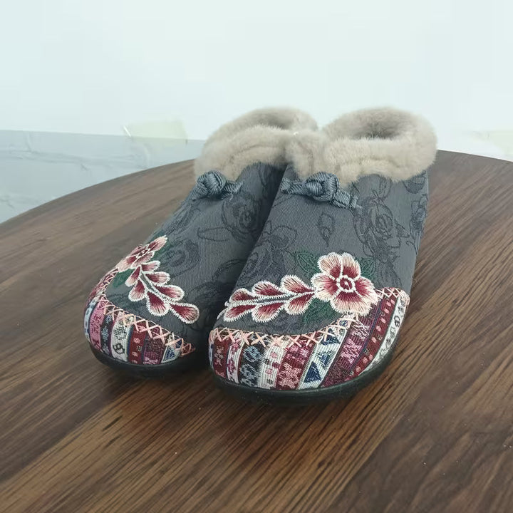 Estila - Zapatillas Con Bordado Floral y Ribete de Felpa