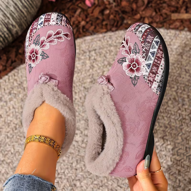 Estila - Zapatillas Con Bordado Floral y Ribete de Felpa