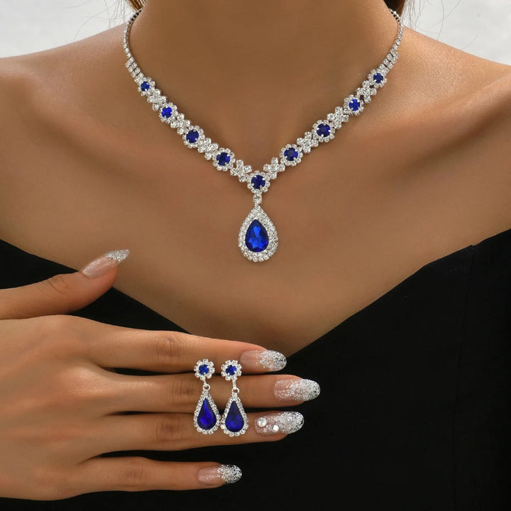 Kaylee - Collar con Gotas de Cristal y Juego de Pendientes