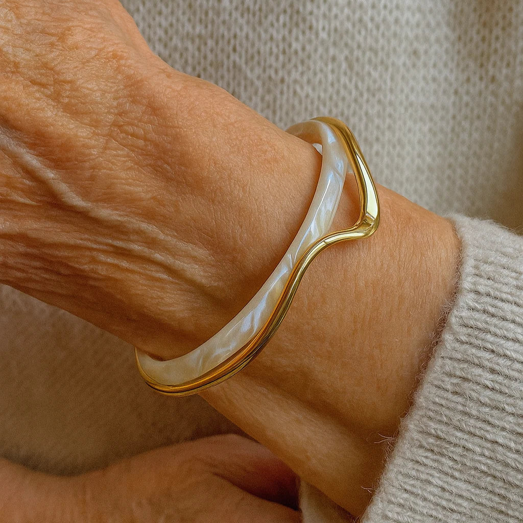 LuxeCurve - Elegante Pulsera Abierta en Esmalte Blanco y oro