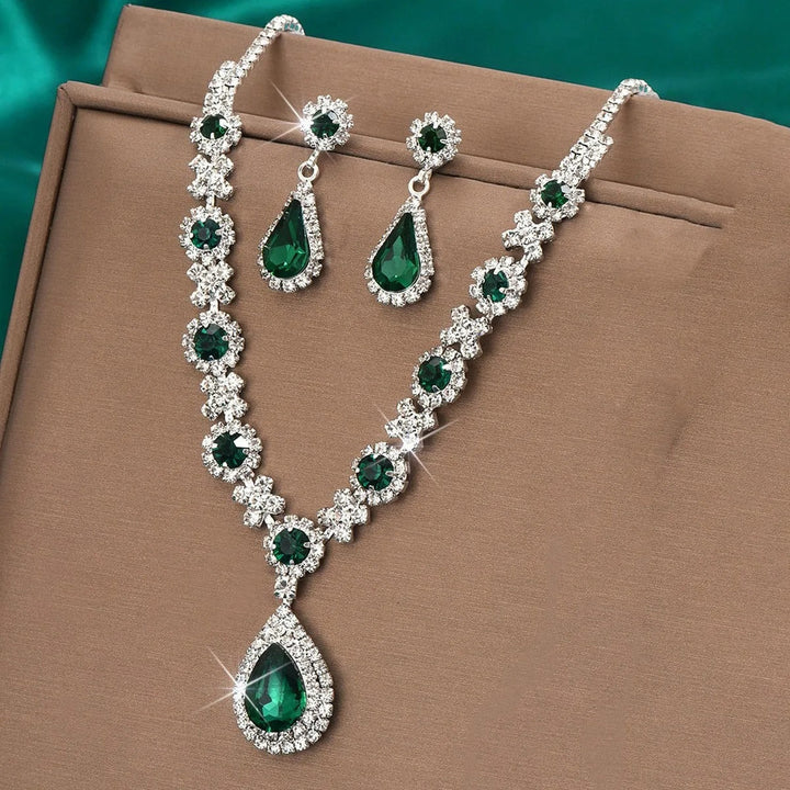 Kaylee - Collar con Gotas de Cristal y Juego de Pendientes