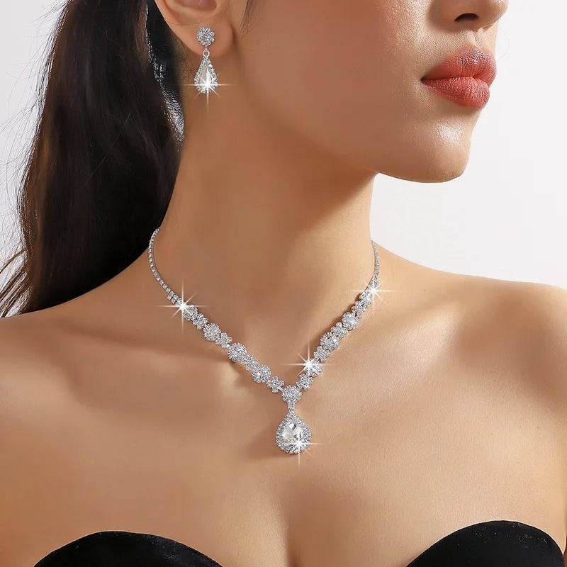 Kaylee - Collar con Gotas de Cristal y Juego de Pendientes
