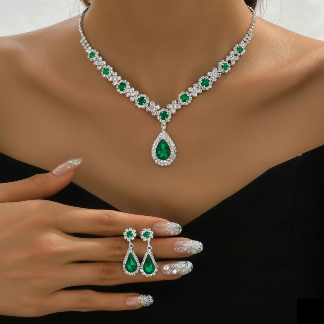 Kaylee - Collar con Gotas de Cristal y Juego de Pendientes
