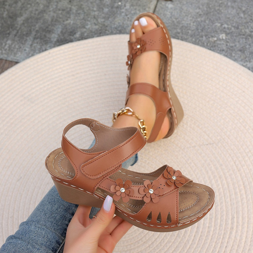 Tinaya - Sandalias Con Suave Tacón Lando y Cuña Floral
