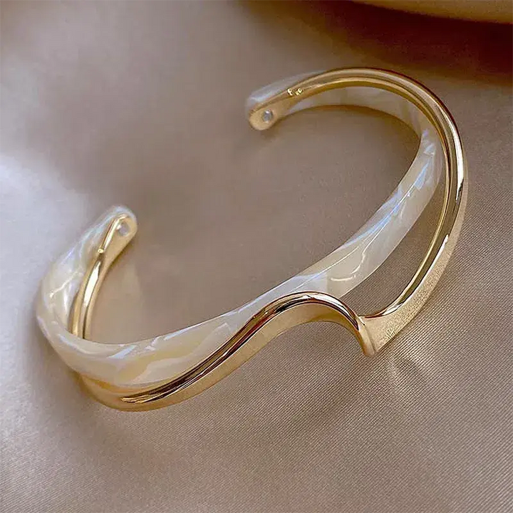 LuxeCurve - Elegante Pulsera Abierta en Esmalte Blanco y oro