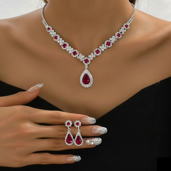 Kaylee - Collar con Gotas de Cristal y Juego de Pendientes