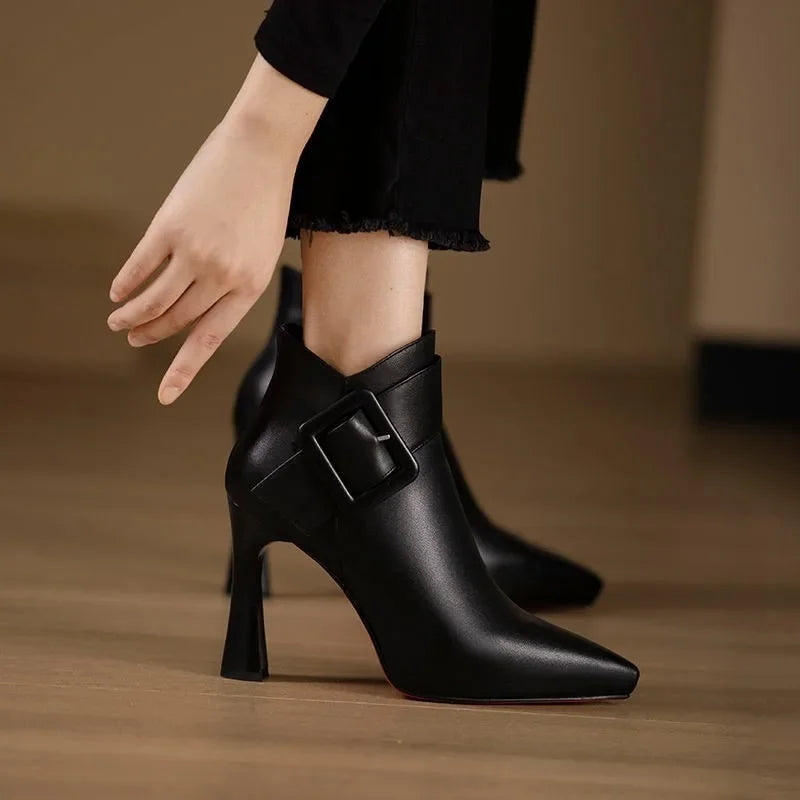 Nadine - Elegantes Botines Con Hebilla
