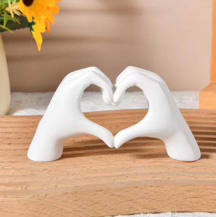 LoveSculpt - Estatua Moderna De Madera Con Manos En Forma De Corazón