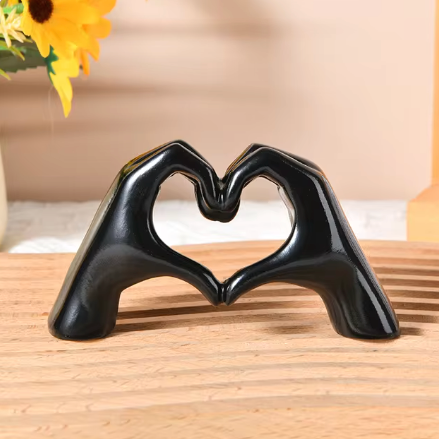 LoveSculpt - Estatua Moderna De Madera Con Manos En Forma De Corazón