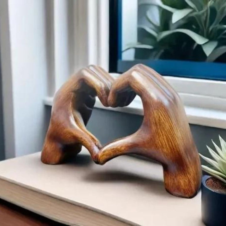 LoveSculpt - Estatua Moderna De Madera Con Manos En Forma De Corazón