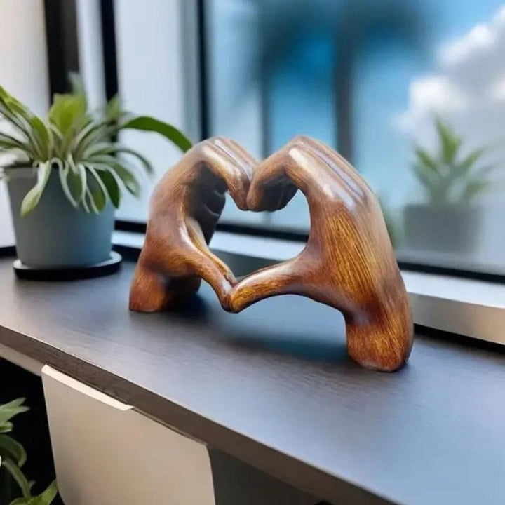 LoveSculpt - Estatua Moderna De Madera Con Manos En Forma De Corazón