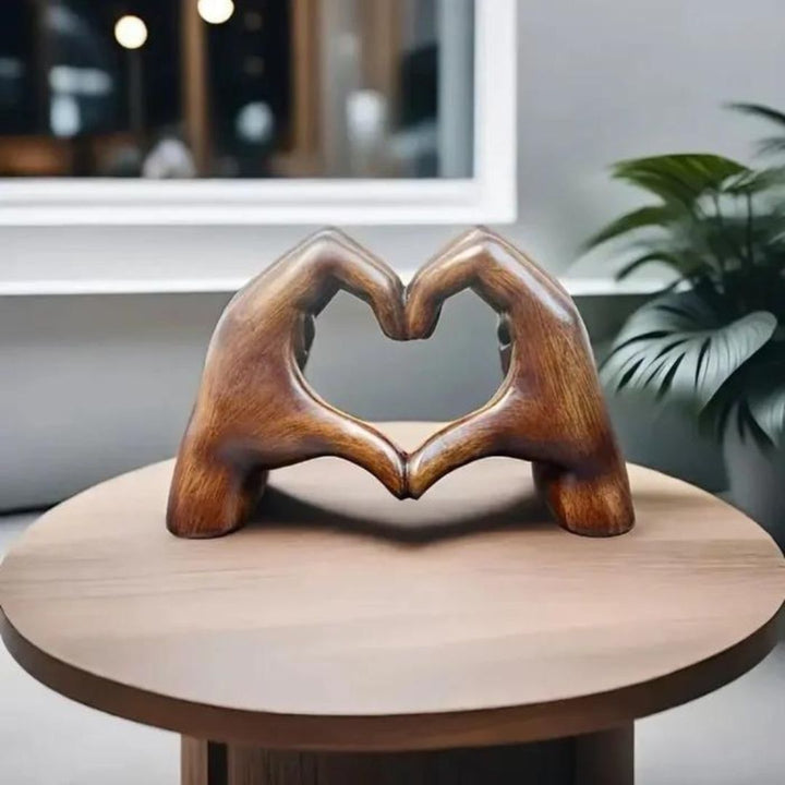 LoveSculpt - Estatua Moderna De Madera Con Manos En Forma De Corazón