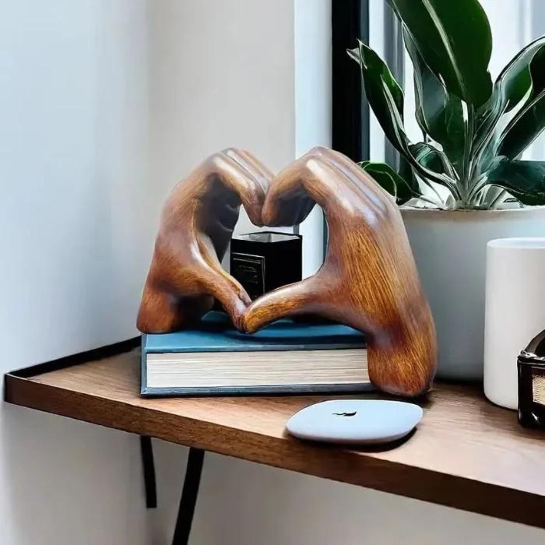 LoveSculpt - Estatua Moderna De Madera Con Manos En Forma De Corazón