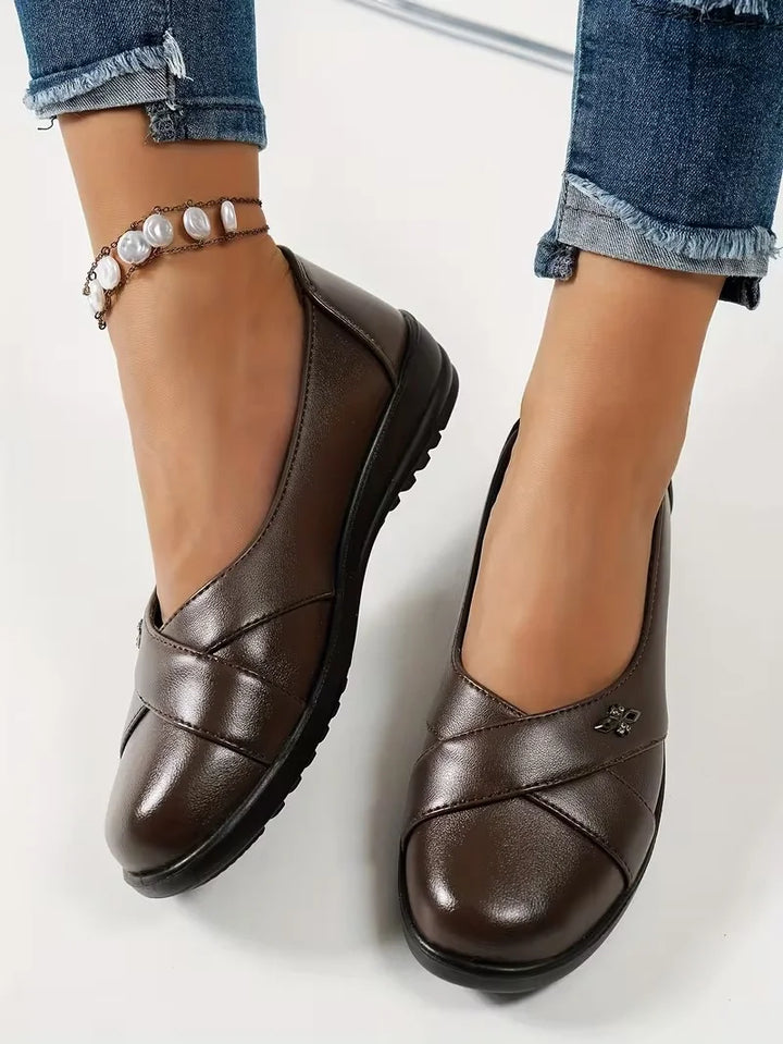 Kinerah - Zapatos Ortopédicos de Cuero Con Emblema Metálico