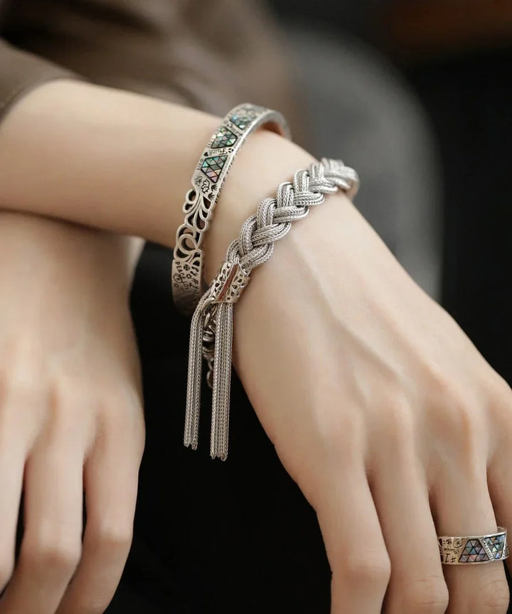 Mazie - Pulsera con Charms Tejida en Seda Plateada con Borla