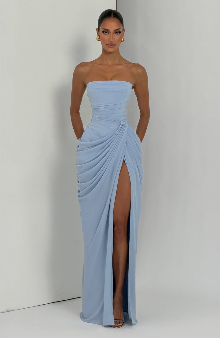 Sabrina - Vestido Largo sin Tirantes con corte Escultural y Abertura