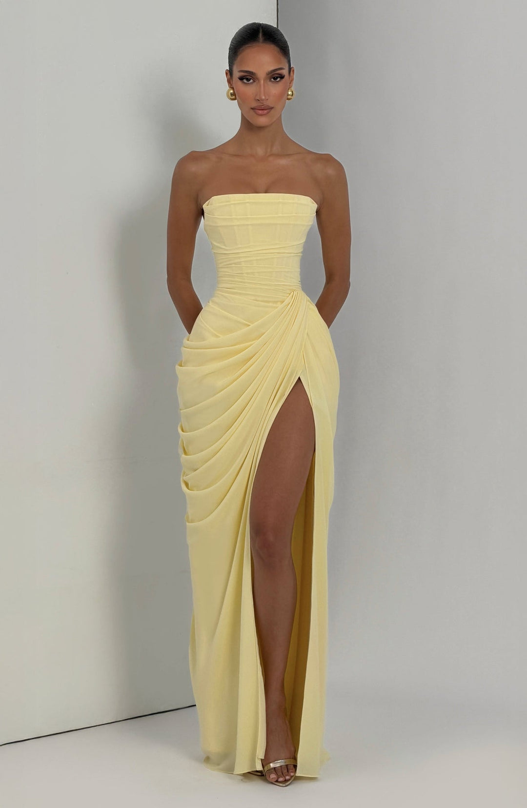 Sabrina - Vestido Largo sin Tirantes con corte Escultural y Abertura