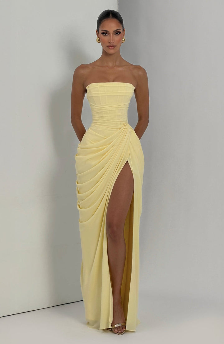 Sabrina - Vestido Largo sin Tirantes con corte Escultural y Abertura
