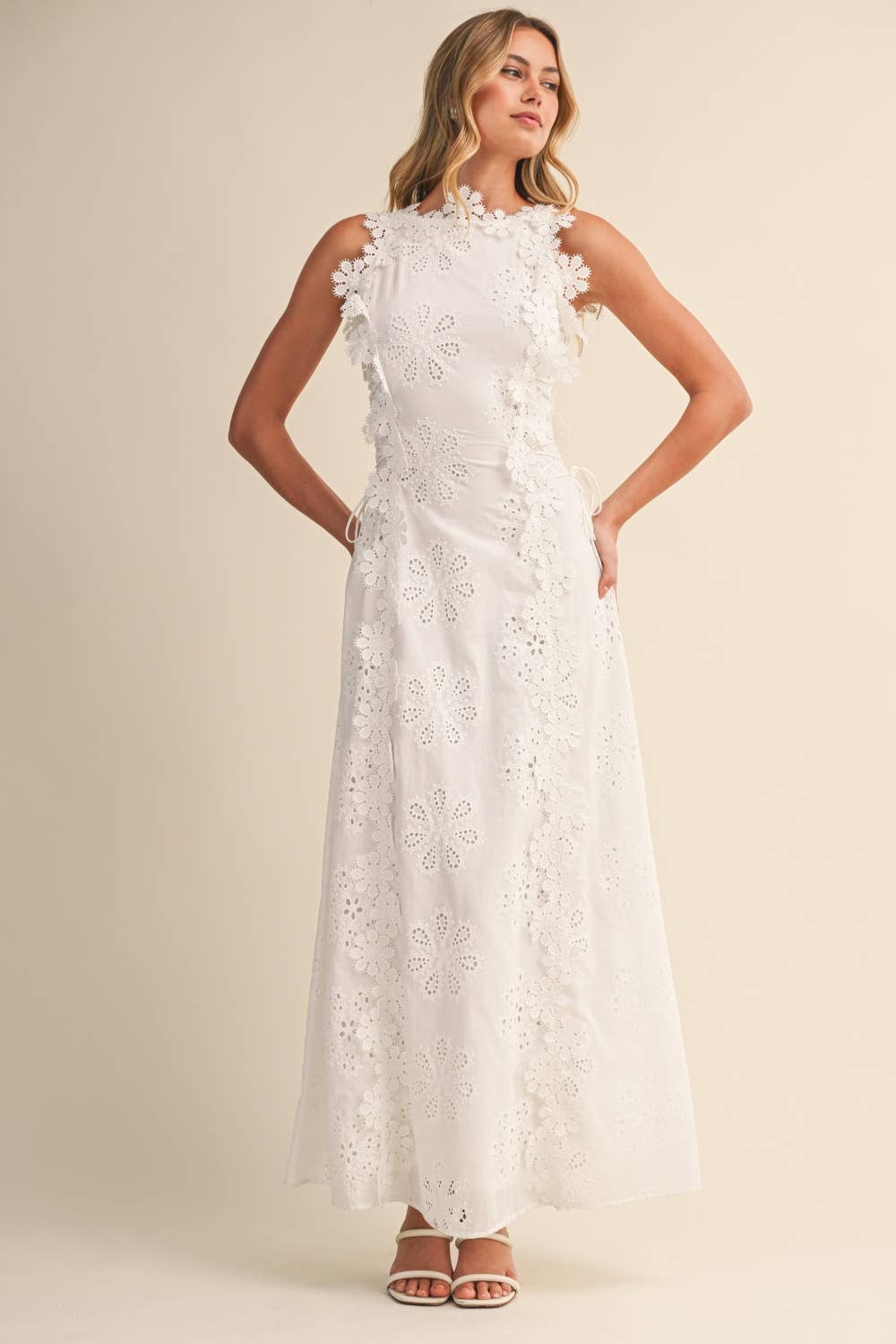 Azalia - Vestido largo sin Mangas con Bordados Florales