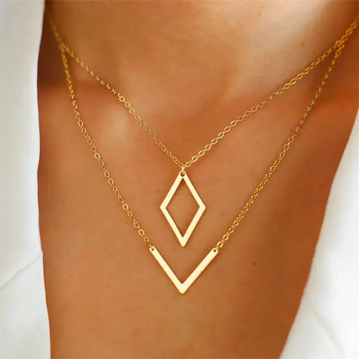 Yarabell - Elegante collar con Colgante Geométrico en Forma de V