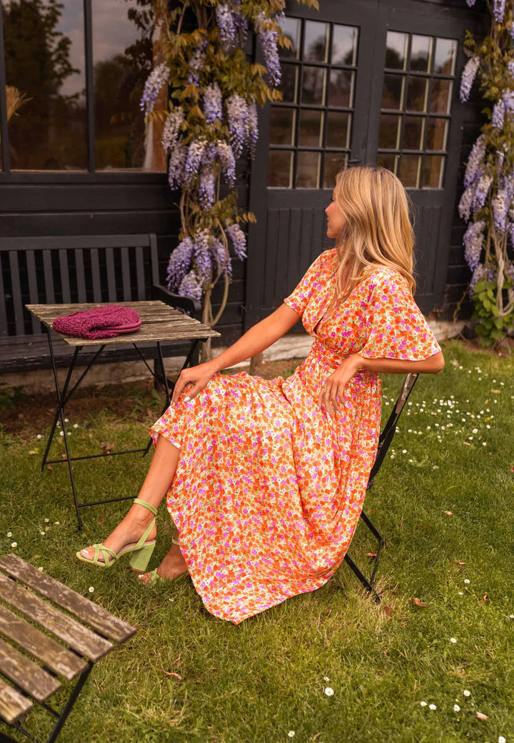 Sampaio – Elegante Vestido Con Escote en V y Estampado Floral