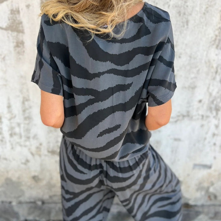 Gilberta - Pantalón y Top Estampado con Cuello en Pico Conjunto de dos Piezas