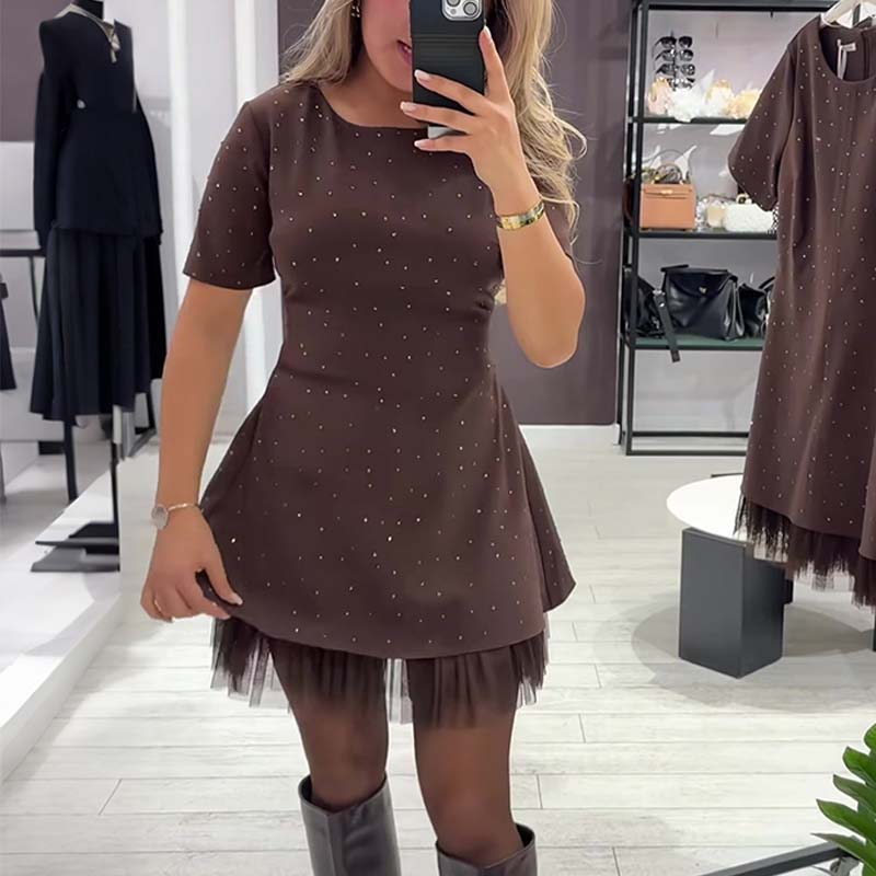 Fawnia - Minivestido Brillante con Mangas Cortas y Ribete de Encaje