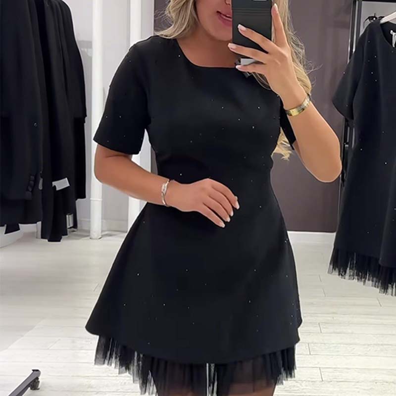 Fawnia - Minivestido Brillante con Mangas Cortas y Ribete de Encaje