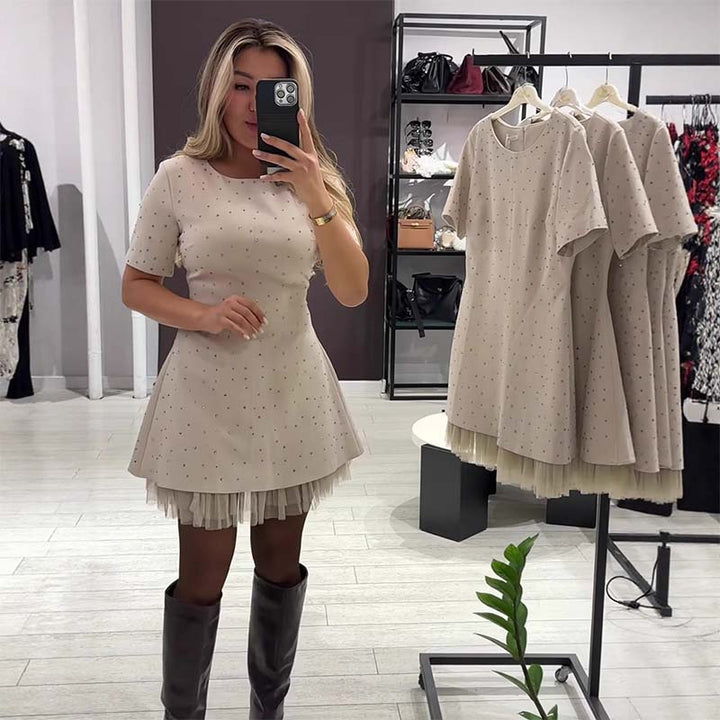 Fawnia - Minivestido Brillante con Mangas Cortas y Ribete de Encaje
