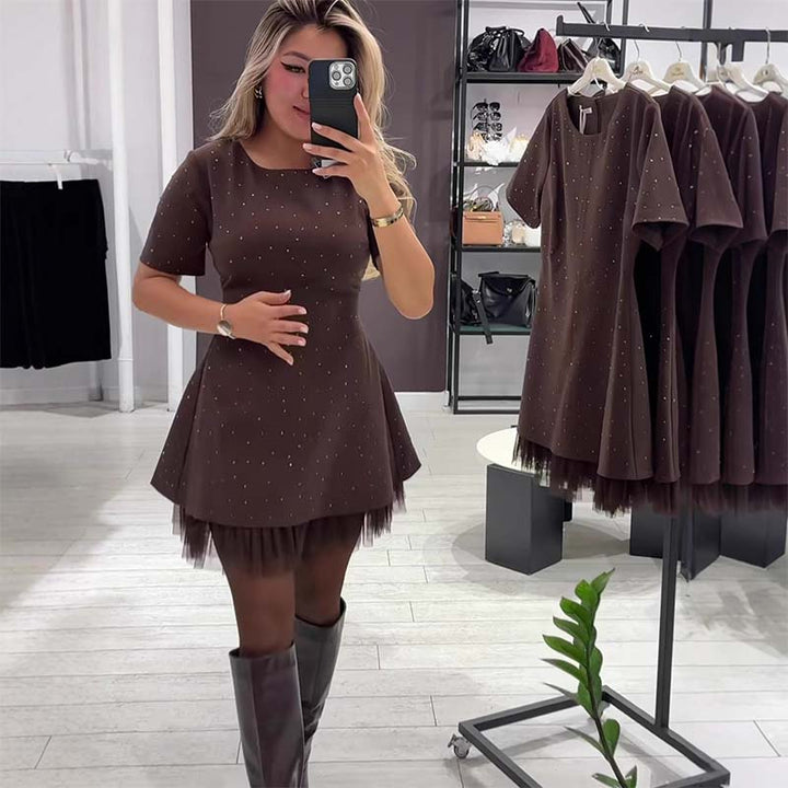 Fawnia - Minivestido Brillante con Mangas Cortas y Ribete de Encaje