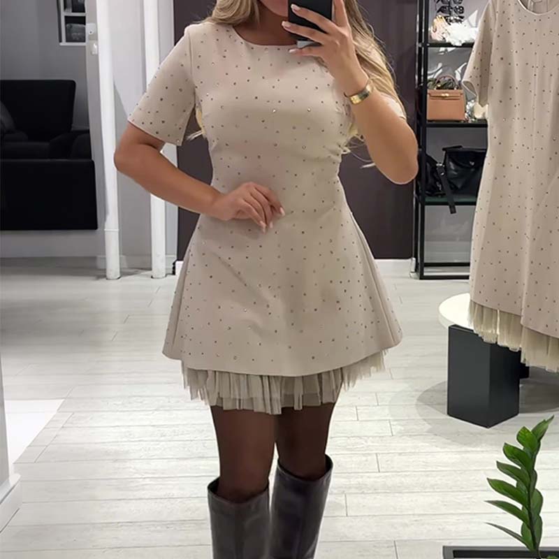 Fawnia - Minivestido Brillante con Mangas Cortas y Ribete de Encaje