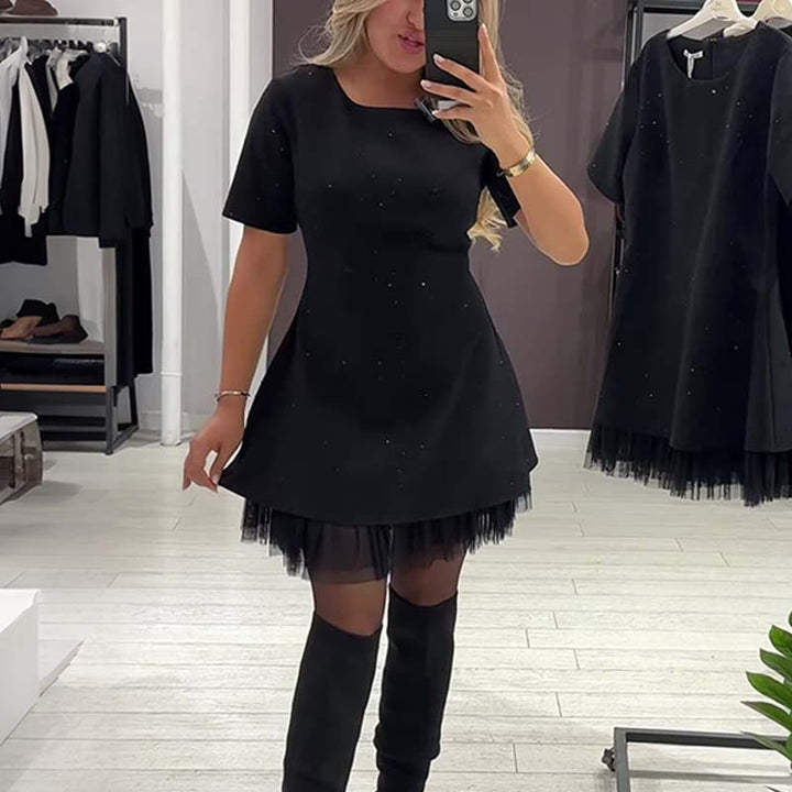Fawnia - Minivestido Brillante con Mangas Cortas y Ribete de Encaje