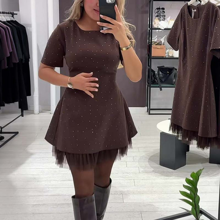 Fawnia - Minivestido Brillante con Mangas Cortas y Ribete de Encaje