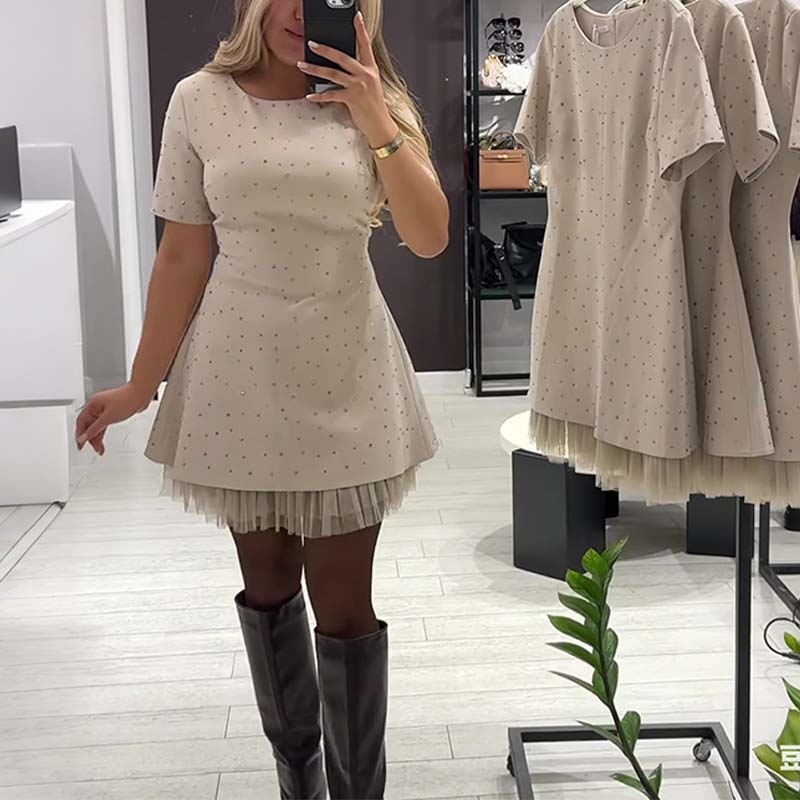 Fawnia - Minivestido Brillante con Mangas Cortas y Ribete de Encaje