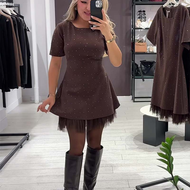 Fawnia - Minivestido Brillante con Mangas Cortas y Ribete de Encaje