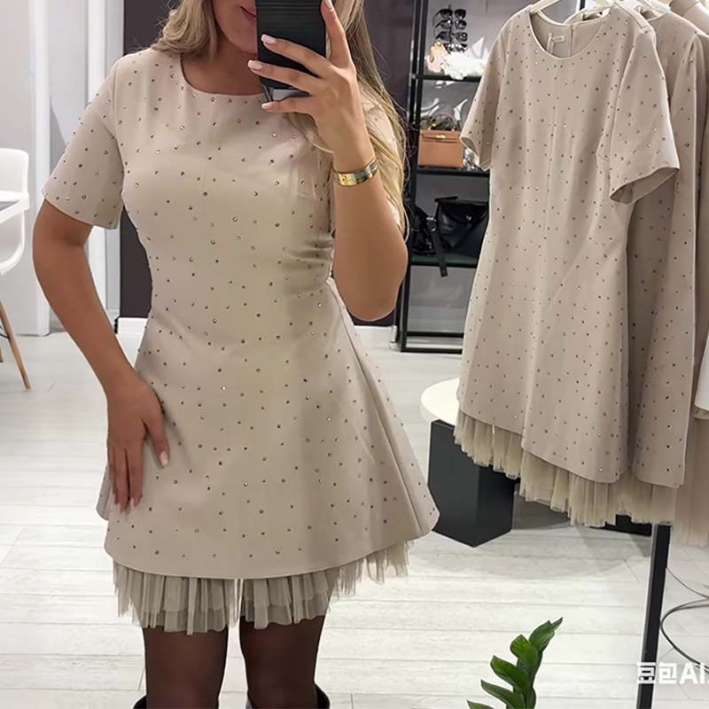 Fawnia - Minivestido Brillante con Mangas Cortas y Ribete de Encaje